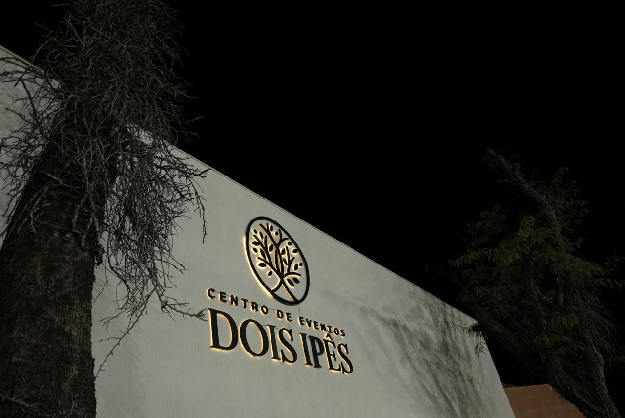 Interior elegante de um dos salões Dois Ipês