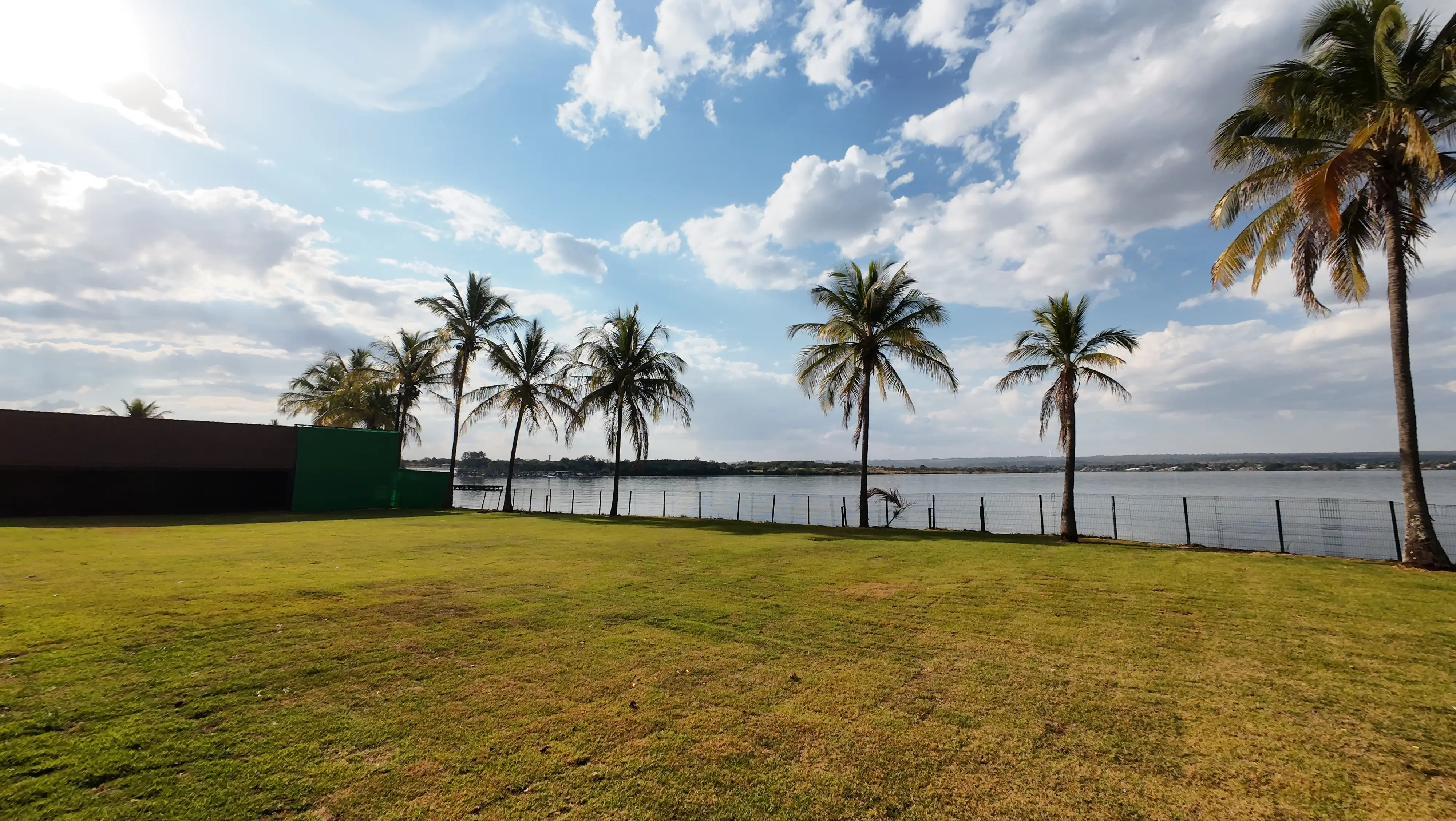 Fachada do Centro de Eventos Dois Ipês em Brasília