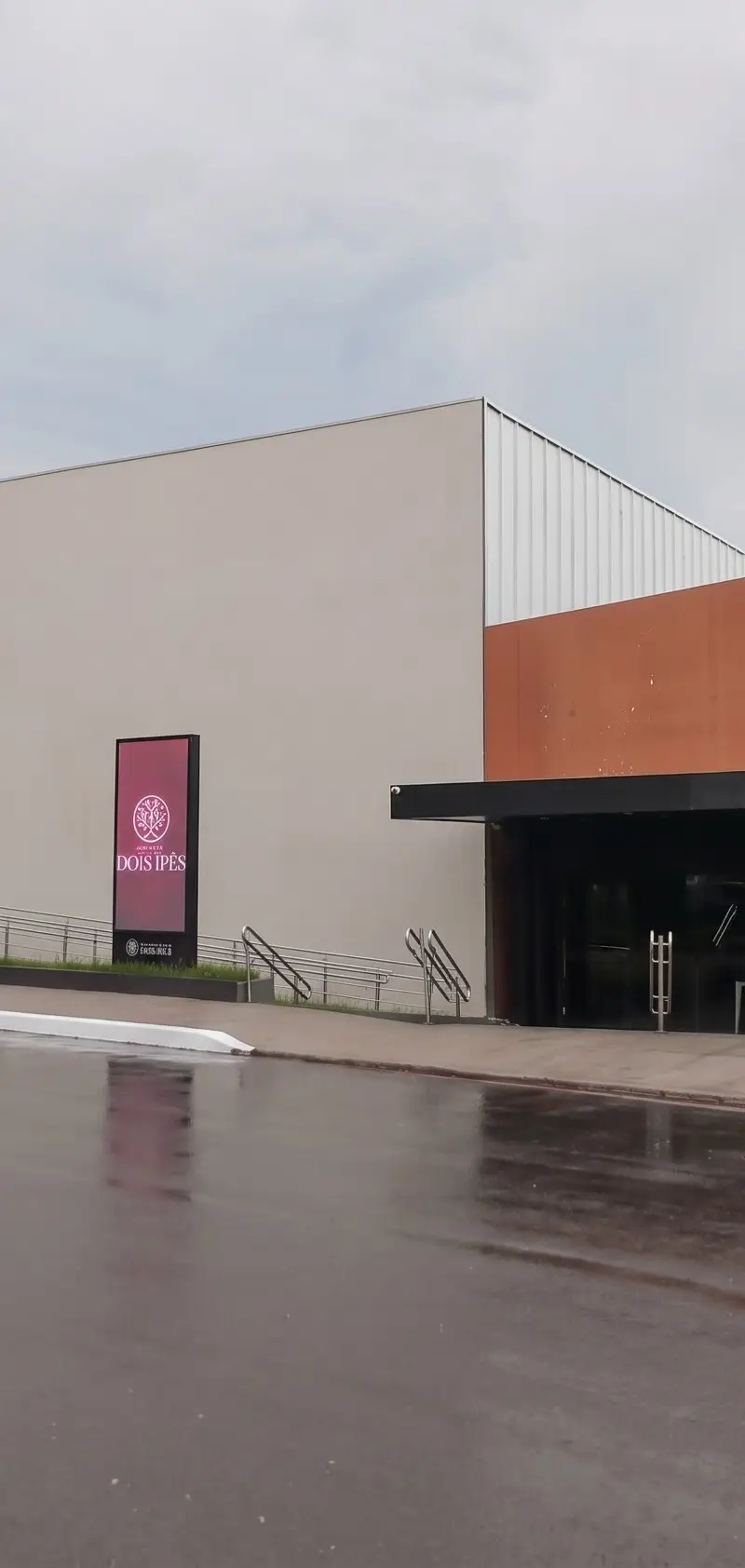 Área externa iluminada da Unidade Goiânia